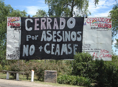 Cartel de la CEAMSE intervenido por vecinos