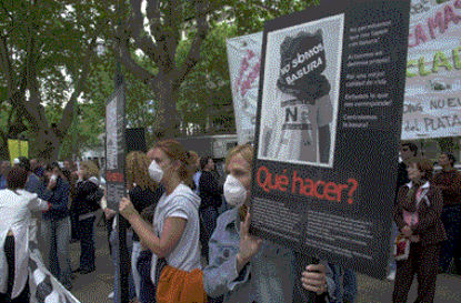 Manifestantes con pancartas