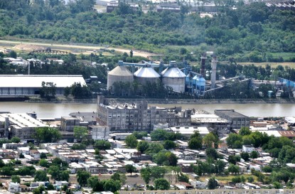 imágen de copetro y Canal acceso al puerto, tomada desde Berisso por Guillermo Hariyo