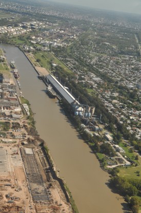 Vista Canal de Acceso al puerto La Plata, a la derecha Copetro y Barrio Campamento