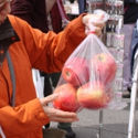 Manzanas en bolsa plástica