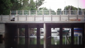 puente con compuerta construido en el Doña Flora