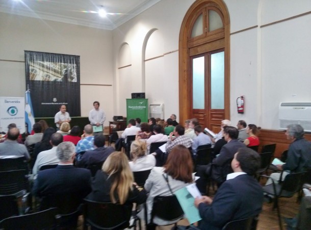 Entrega de la Agenda Ambiental en el Rectorado de la UNLP, octubre de 2013